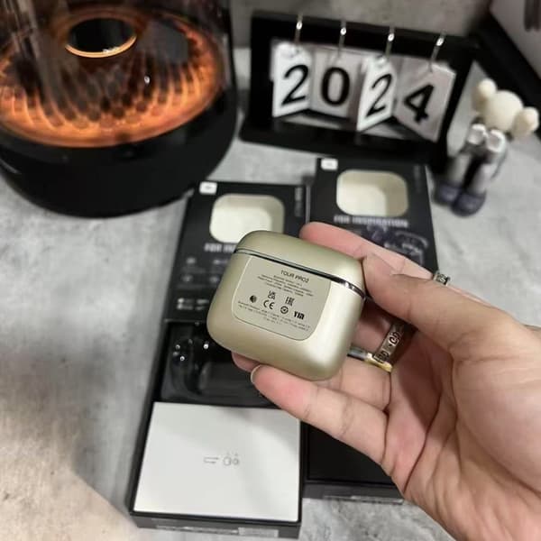 Nya Tour PRO 2 trådlösa Bluetooth-hörlurar med skärm, beigeguld