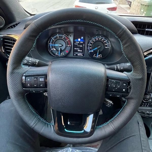 Rattskinnsöverdrag för ratt, handsytt, anpassat, halkfritt, konstläder för Toyota Fortuner 2016-2019 Hilux 2015-2019