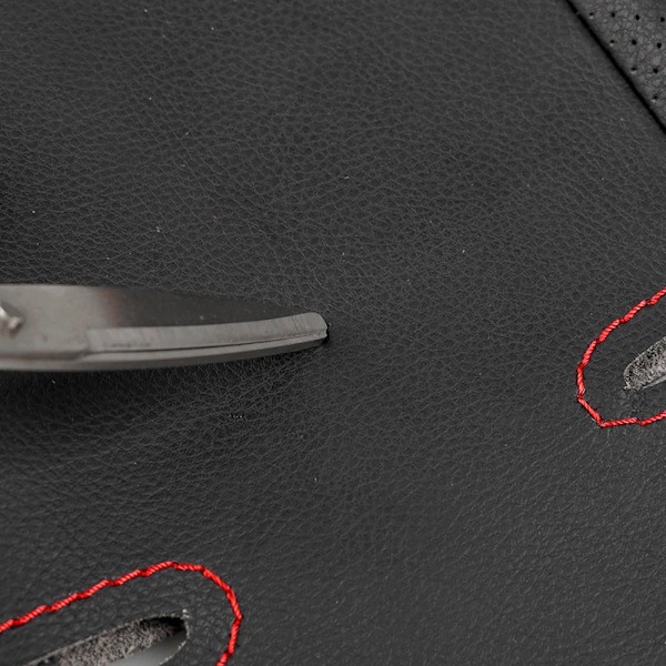 För vw golf 4 mk4 1998 - 2004 för passat b5 1998 - 2005 handsydd rattöverdrag svart läder med röd rand