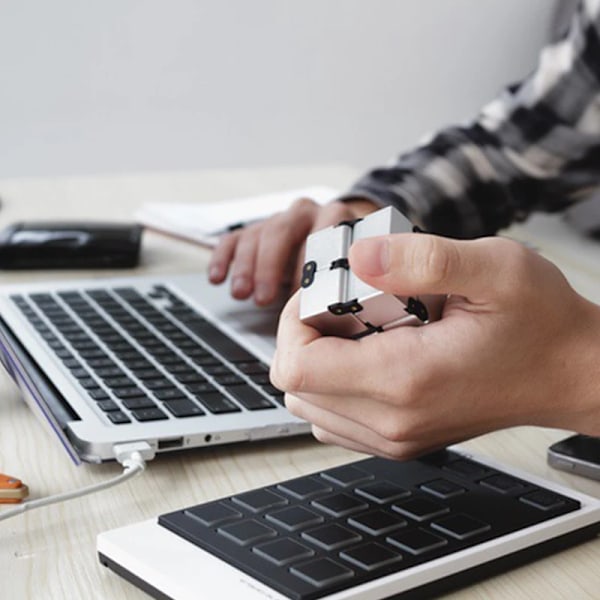 Oändlig magisk metallkub, antistress fidgetleksak, lättspelad handspinnare, kubisk stressreducerare för barn, present A