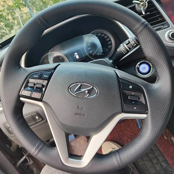 Svart mikrofiberläder handsydda anpassade rattöverdrag för Hyundai Tucson 2015 2016 biltillbehör interiör