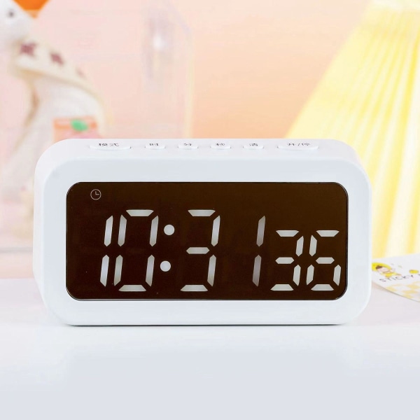 Trådløs batteridrevet hvit vekkerklokke med konstant digital skjerm - 12/24 timer, Sun Night Mode