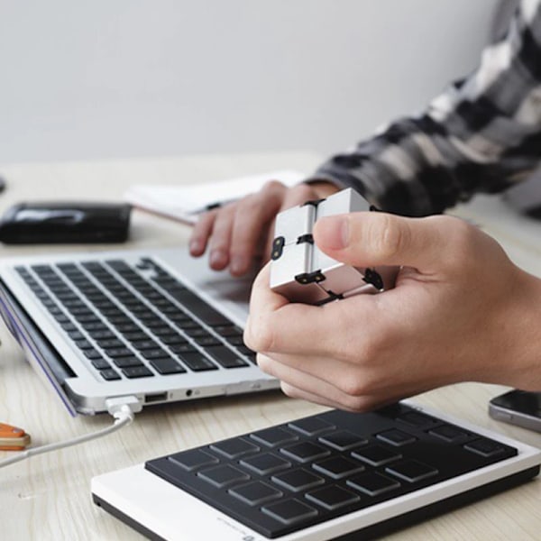 Oändlig magisk metallkub, antistress fidgetleksak, lättspelad handspinnare, kubisk stressreducerare för barn, present B