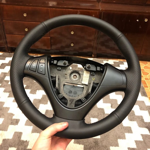 Skräddarsydd rattöverdrag i mikrofiberläder med antislip för Hyundai i30 2009 2010 2011