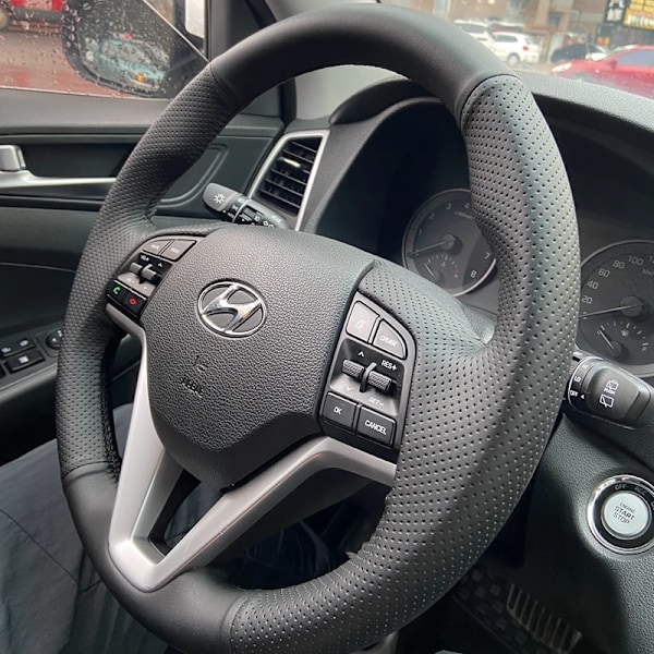 Svart mikrofiberläder handsydda anpassade rattöverdrag för Hyundai Tucson 2015 2016 biltillbehör interiör