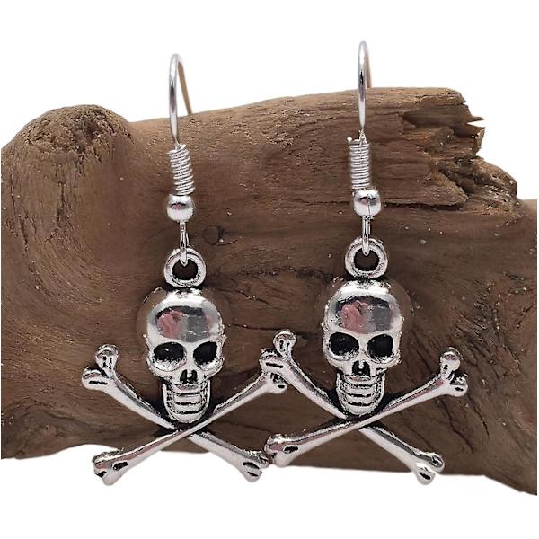 Øreringe med kranie- og korsben-amulet - tibetanske sølvamuletter på nikkelfri kroge