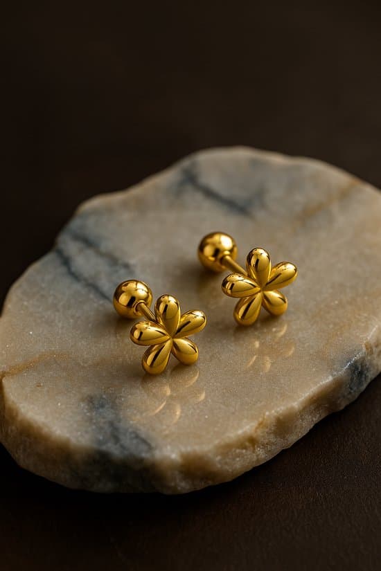 Lundholm Små Blomsterøredobber for Kvinner, Premium Gullfargede Studs i Rustfritt Stål 0,8 cm for Andre Piercing, Sensitive Ører, Gave til Henne