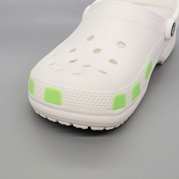 28-pack färgade skoprydnader, kompatibla med Classic Crocs och All Terrain Crocs, funktionella prydnader för flickor, pojkar, barn och tonåringar