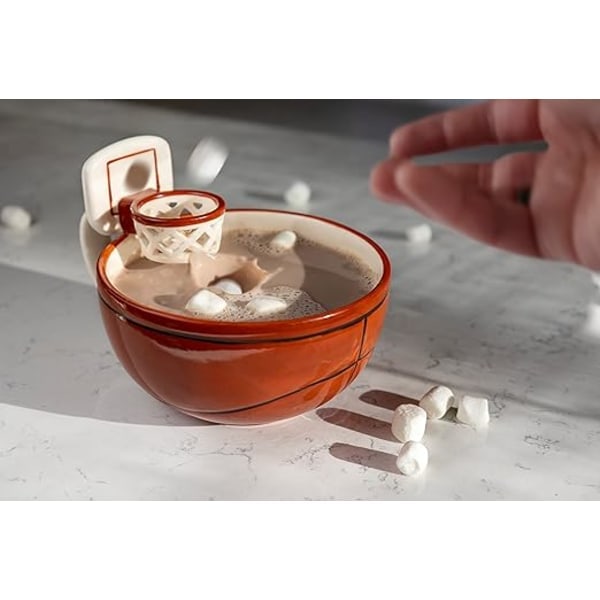 Keramisk krus med kurv for frokostkaffe, melk, kreativt krus