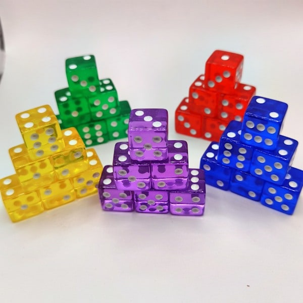 50-pack 16 mm färgglada transparenta tärningar med 6 sidor 5 färger för