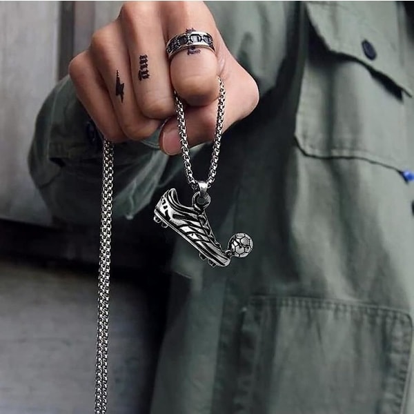 Ruostumattomasta teräksestä valmistettu jalkapallokoru kaulakoru miehille 3D jalkapallo hip hop setti viehätyskaulakoru avaimenperällä jalkapallofanien lahja pojille miehille tytöille...