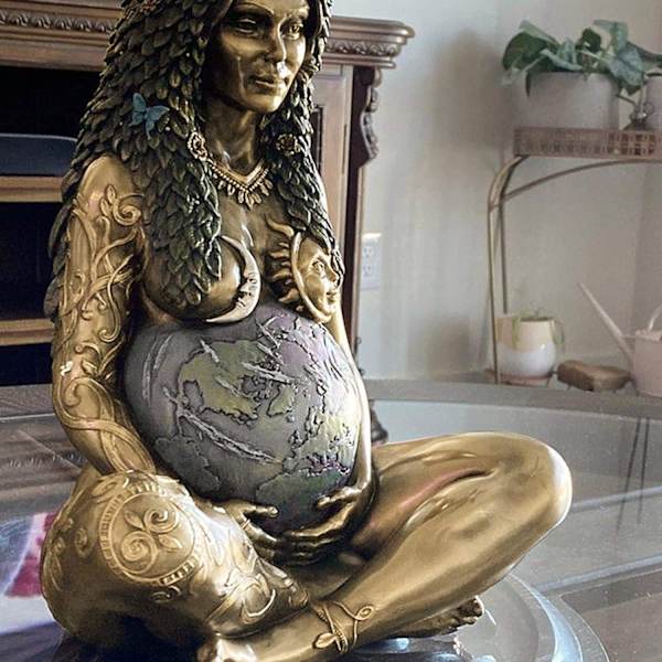Gaia-statue, gudinnestatue, påskegave, hagepynt