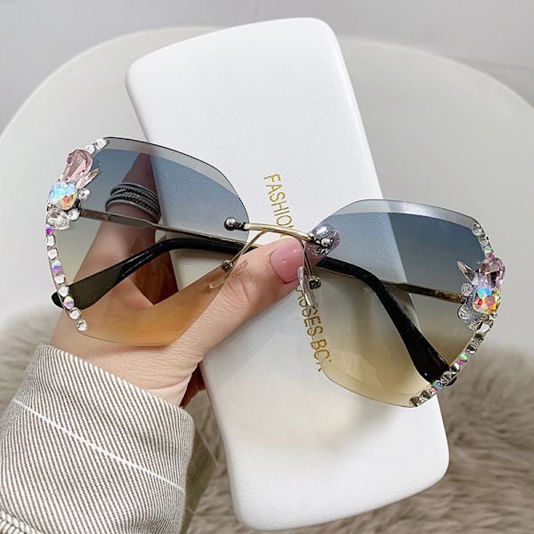 Rhinestone aurinkolasit