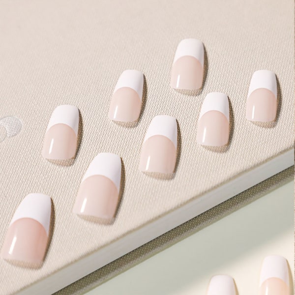 I en pakke med 24 Press on Nails Korte hvite franske kunstige negler
