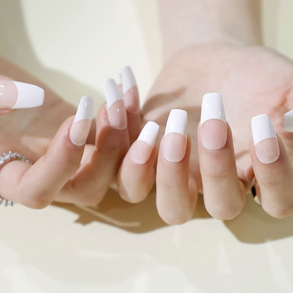 I en pakke med 24 Press on Nails Korte hvide franske kunstige negle
