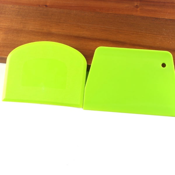 Set med 2 plastbakelseskrapor grön För köksbakelsepannkaksdeg och ostskrapor