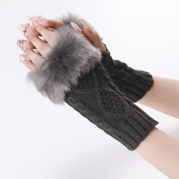 Mörkgrå stickade handskar höst och vinter