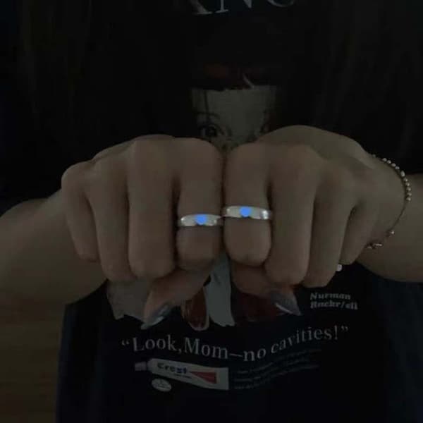 Mode Blå Kærlighed Hjerte Lysende Ring til Kvinder Mænd Retro Glød I Mørk Sølvfarve Justerbar Par Fingerringe Smykkegave 2PCS-02 Ring Size resizable