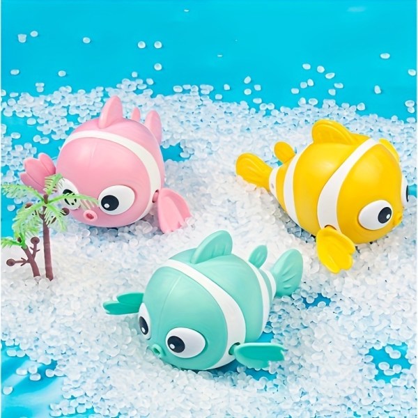 Lasten kylpy leluvauva leikkii vesipellekalaa Pink