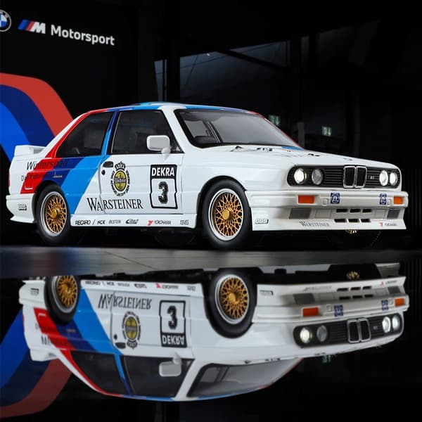 1:24 M3 E30 1988 Mpower Blomsterversion Aluminiumsstøbt malet bilmodel Lyd Lys Private samleobjekter Dekorative gaver white box