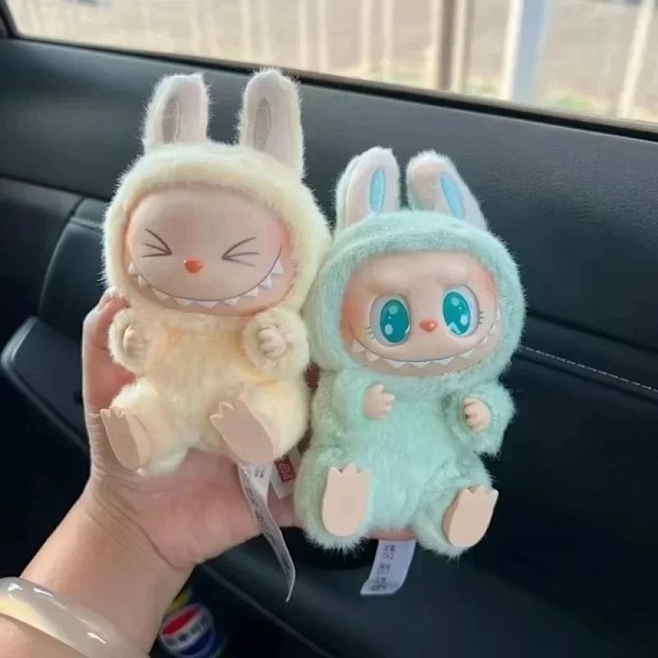 POP MART Labubu Monstereissa on istuin, 17 cm sokkelo