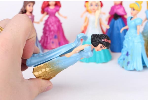8 Frozen Figures