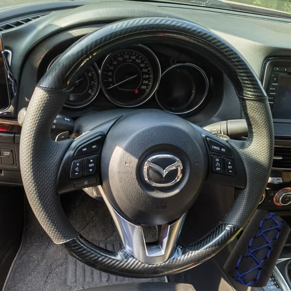 Gör-det-själv-rattskydd i kolfiberläder för Mazda 3 Axela Mazda 6 Atenza Mazda 2 CX-3 CX-5 2013-2017 bilinredning White Thread