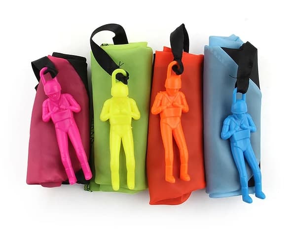 Handkastande fallskärmsleksak för barn - utomhuskul med minisoldatspel 4PCS-Breast Hugging