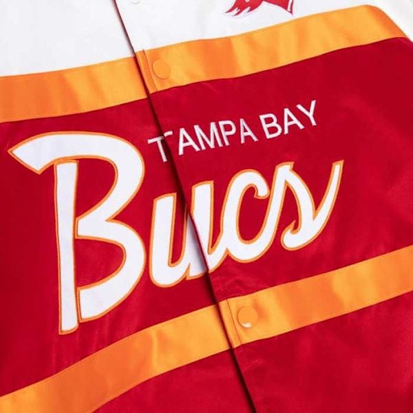 M&N Heavyweight Satin Jacka - SCRIPT Tampa Bay Buccaneers Röd XL