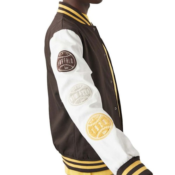 Blouson New Era Heritage Varsity - Réf. 60284780. Väri: Ruskea, Valkoinen, Keltainen. Yksityiskohdat. - Väriohjaus hihat. - kastanj XXL