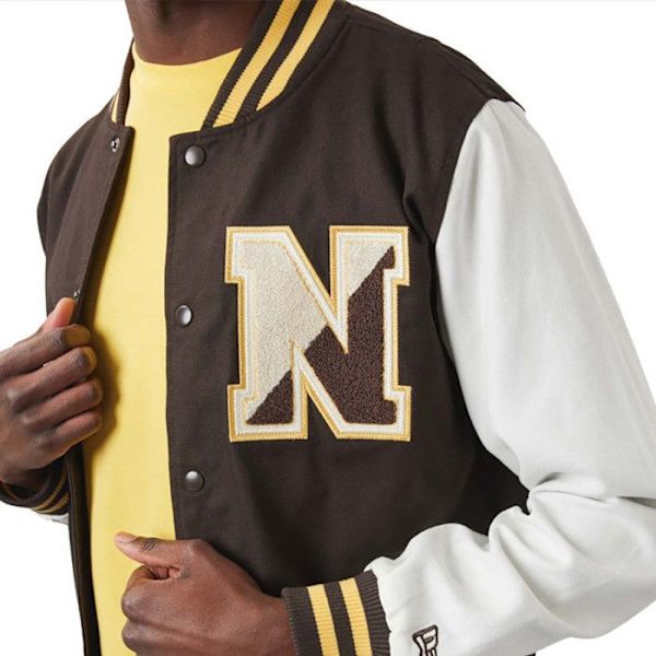 Blouson New Era Heritage Varsity - Ref. 60284780. Färg: Brun, Vit, Gul. Detaljer. - Färgkontroll ärmar. - kastanj jag