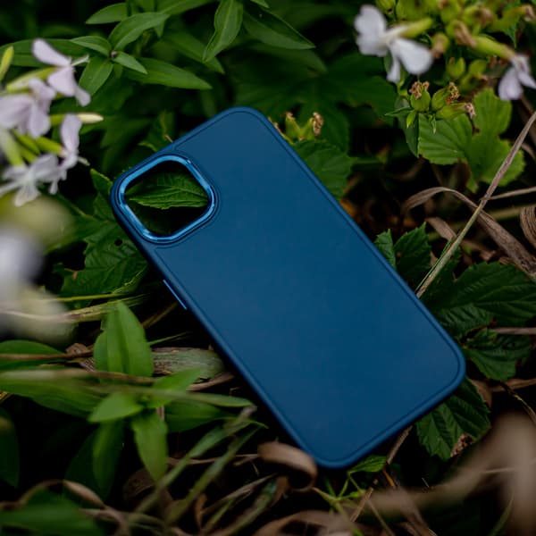 Satinfodral för iPhone 15 Plus mörkblå