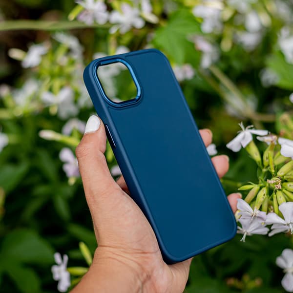 Satinfodral för iPhone 15 Plus mörkblå