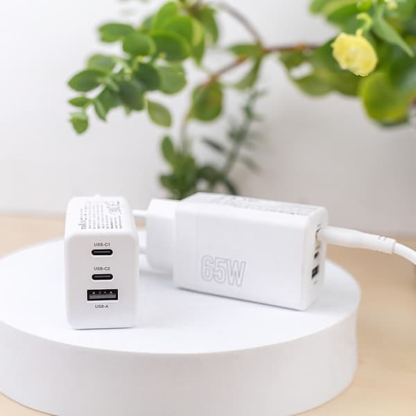 Maxlife MXTC-08-65ACC PD QC laddare 2x USB-C 1x USB 65W vit