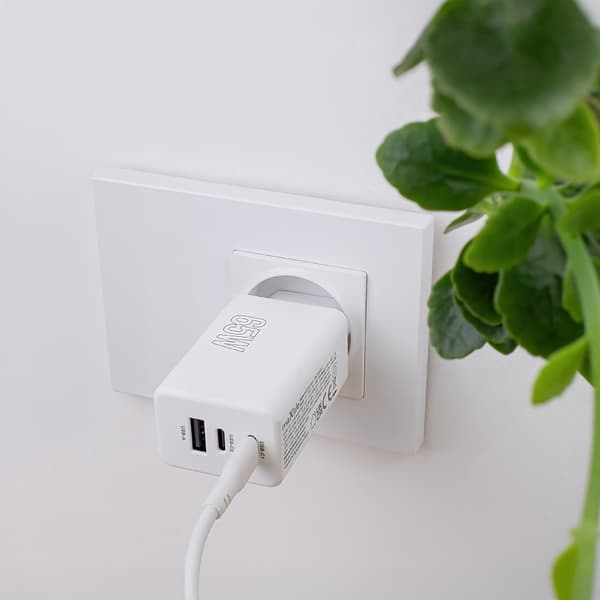 Maxlife MXTC-08-65ACC PD QC laddare 2x USB-C 1x USB 65W vit
