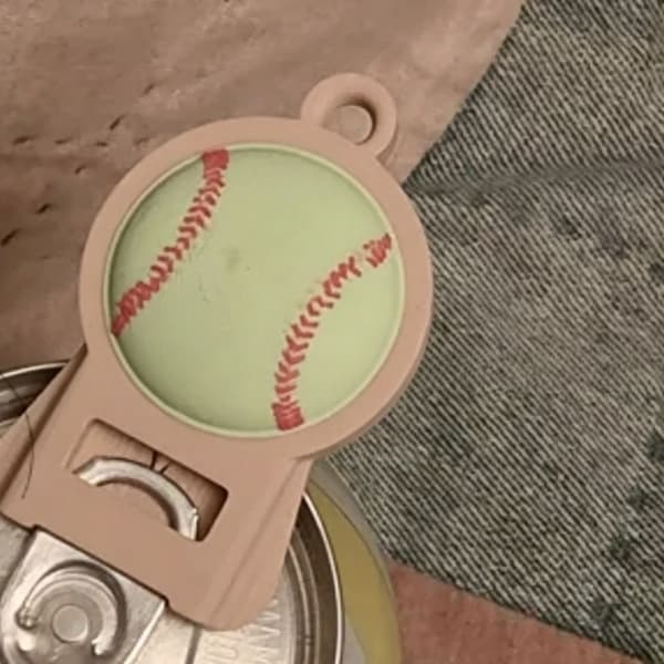 Bærbart dåseåbnerværktøj med baseballtema til fester