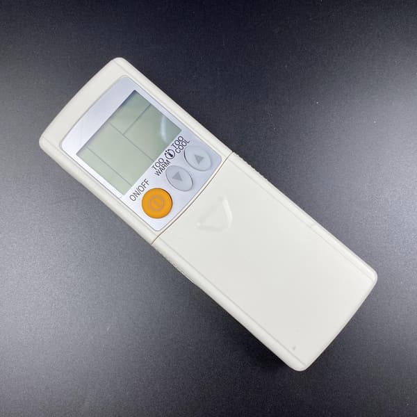 Ergonomisk fjernkontroll med rask respons-knapp og energisparefunksjon