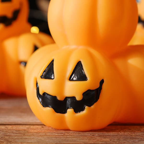 Sett med 6 glødende Halloween-gresskarformede lysdekorasjoner til festbruk