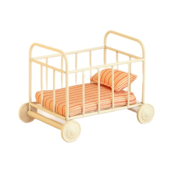 Smedejerns babyseng og sengetøj i miniature til samlere af kugleledsdukker