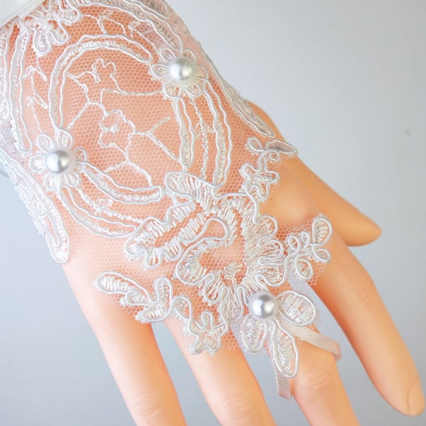 Kvinnor Bridal Kort Fingerless Floral Spetshandskar Imitation Pearl Beaded Vit Satin Bowknot vantar med krok Finger för bröllopsfest