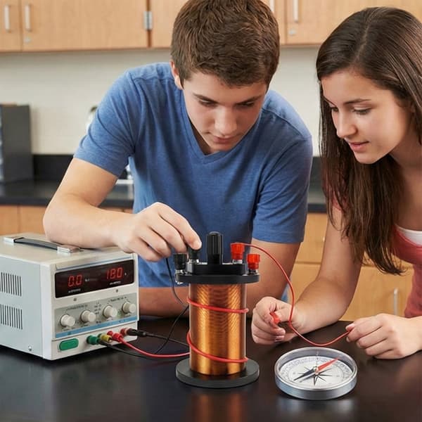 Elektromagnetisk spole til undervisning i transformerende koncept og induktive effekter