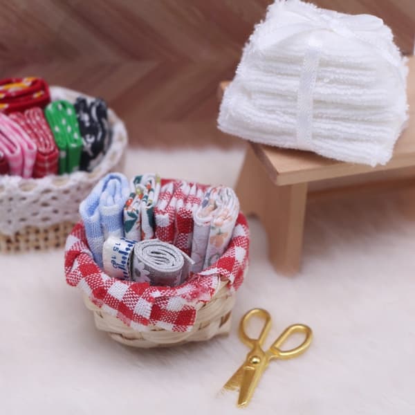 Nukkekodin miniatyyri ompelusetti kangaskorilla, ompeluväline lapsille