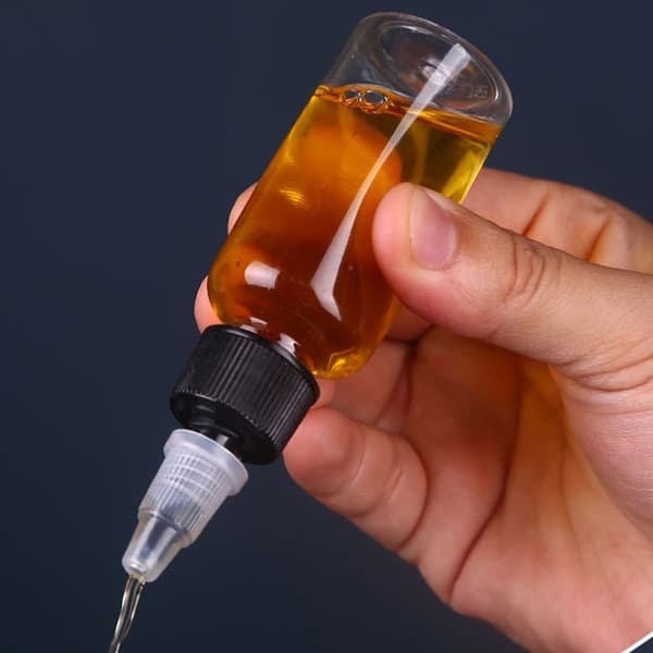 Förpackning med 10 Plastklämflaskor 100ml Fyrkantiga Flaskor med Spetsigt Lock