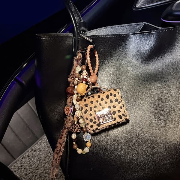 Trendig nyckelring med leopardtryck och pärlor, väskaccessoar för kvinnor och män