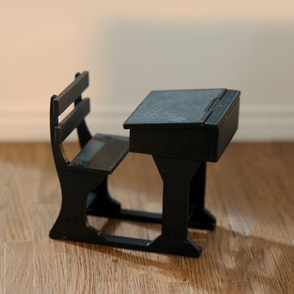 Söt miniatyrmöbel för klassrum, perfekt för dockhusentusiaster