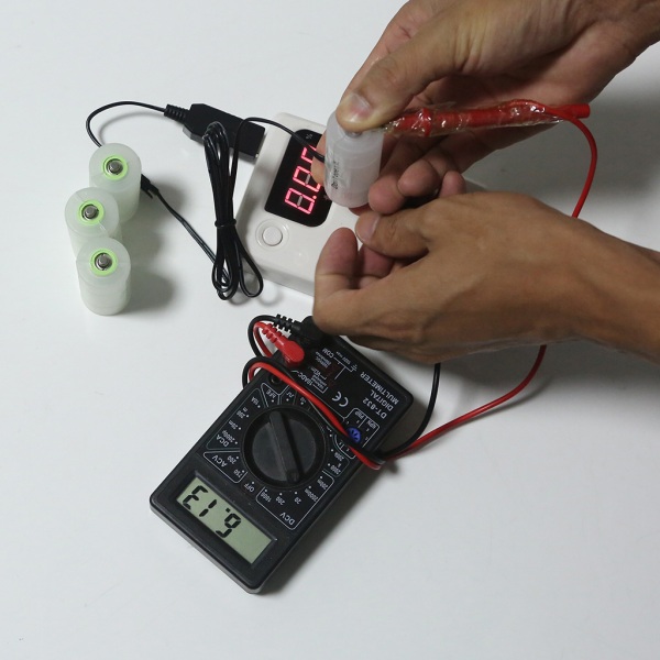 C-cellsbatteri till elektrisk omvandlare Konvertera valfri 1-4 st C batteridriven klockleksaker Lampor enhet till USB elektrisk 6V type