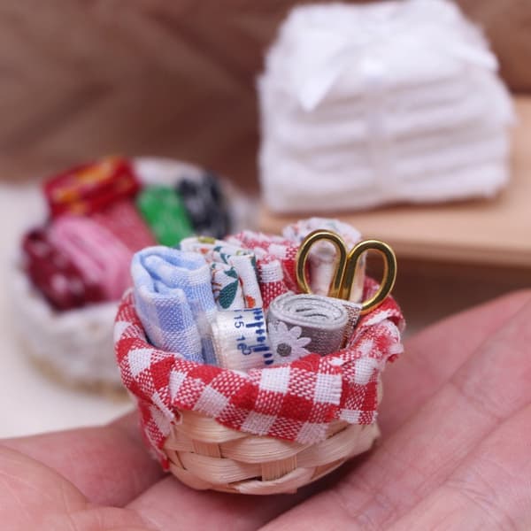 Nukkekodin miniatyyri ompelusetti kangaskorilla, ompeluväline lapsille