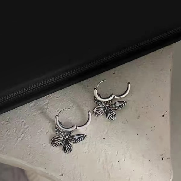 1 par vintage fjärilsformad legering silverfärgad bågeörhängen för kvinnor tjejer Cool hiphop djurtrend örhängen 2023