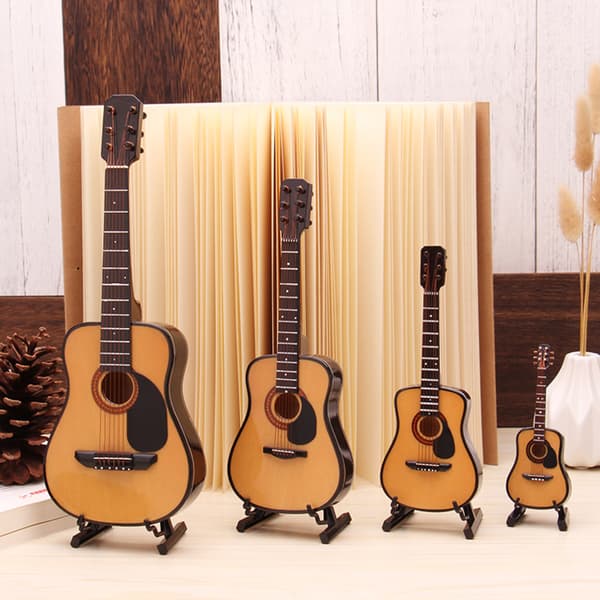 Miniatyrgitarr Replika Musikinstrument Samlarobjekt Dockhusmodell Heminredning Folk full width log 13cm
