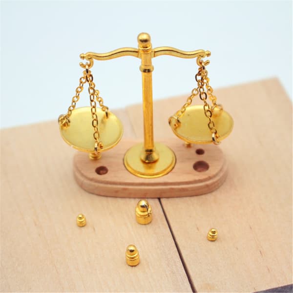 Dukkehus Vægt i Træ og Legering Miniature Display Tilbehør